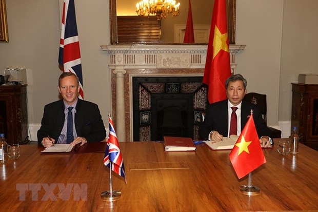 British Ambassador to Viet Nam Gareth Ward (L) and Vietnamese Ambassador to the UK Tran Ngoc An sign the UKVFTA (Source: VNA)