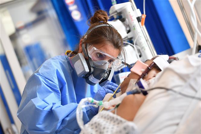 Nhân viên y tế điều trị cho bệnh nhân COVID-19 tại bệnh viện ở Cambridge, Anh, ngày 5/5/2020. Ảnh: AFP/ TTXVN