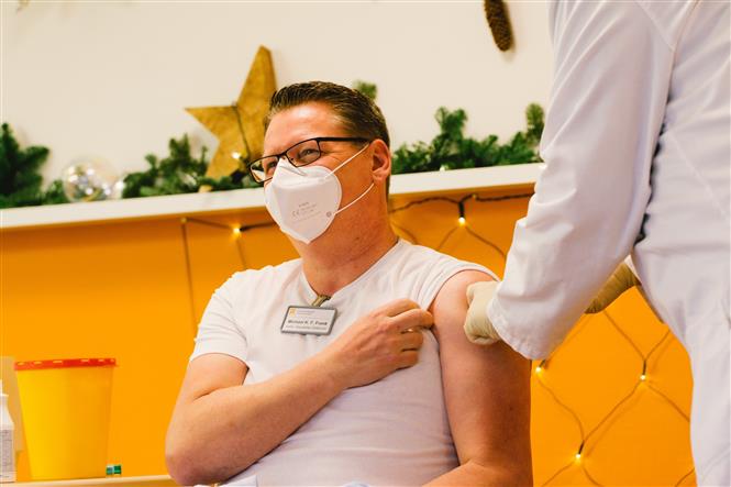 Nhân viên y tế được tiêm vaccine phòng COVID-19 tại Cologne, Đức, ngày 27/12/2020. Ảnh: THX/ TTXVN