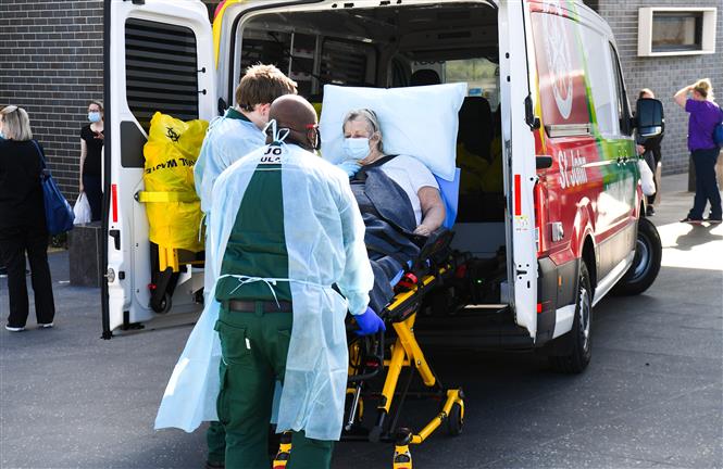 Nhân viên y tế chuyển bệnh nhân COVID-19 tới bệnh viện tại Epping, ngoại ô Melbourne, Australia, ngày 29/7/2020. Ảnh: AFP/ TTXVN