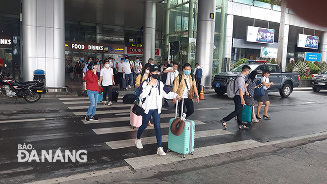 Dịp Tết dương lịch 2021, nhiều hành khách chọn đường hàng không để đến Đà Nẵng ( trong ảnh, hành khách đến Đà Nẵng qua đường hàng không). Ảnh: THÀNH LÂN