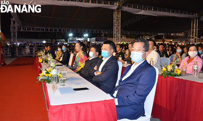 Da Nang Party Committee Secretary Nguyen Van Quang (right, first row) attending the opening ceremony for the festival
