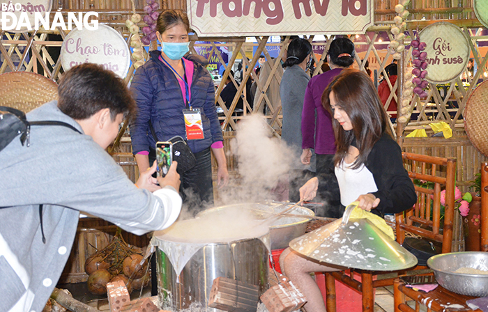 A female visitor experiencing how to make noodles, one of Da Nang’s specialties, at the ongoing Noodle Festival at the Asia Park
