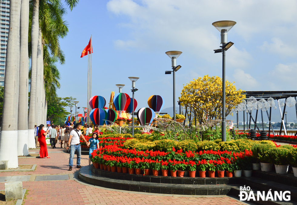 The Bach Dang Flower Street attracted large number of both locals and visitors during Tet 2020 