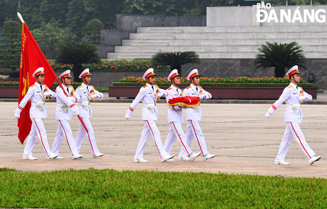 Đội Tiêu binh mang lá cờ Quyết thắng dẫn đầu đoàn.