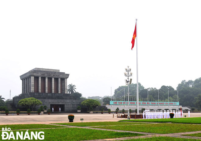 Lá cờ đỏ sao vàng tung bay trên Quảng trường Ba Đình đến 21giờ khi Lễ Hạ cờ diễn ra.
