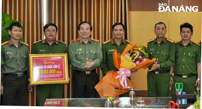 Thiếu tướng Vũ Xuân Viên (thứ 3 từ trái sang) trao thưởng cho Công an quận Cẩm Lệ. Ảnh: L.HÙNG