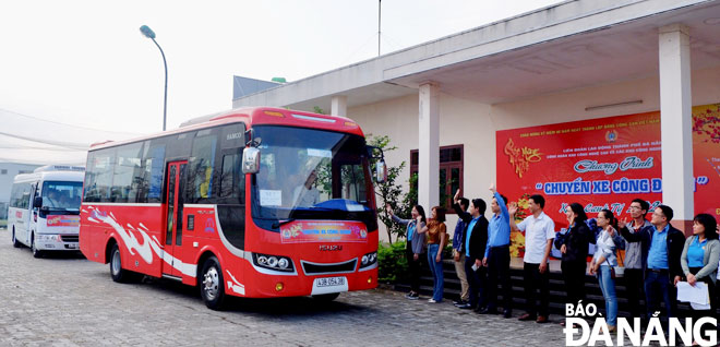 Poor workers in Da Nang taking on free-of-charge vehicles to come back to their hometown for Tet 2020