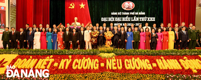 Ban Chấp hành Đảng bộ thành phố Đà Nẵng khóa XXII ra mắt tại đại hội. Ảnh: VĂN NỞ