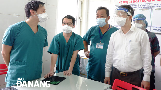 Bí thư Thành ủy Nguyễn Văn Quảng (bìa phải) kiểm tra công tác thu dung, điều trị bệnh nhân Covid-19 tại Bệnh viện Phổi Đà Nẵng vào tháng 8-2020. Ảnh: PHAN CHUNG