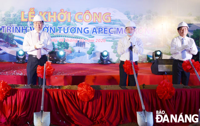 Lãnh đạo thành phố tham dự Lễ khởi công công trình Vườn tượng APEC mở rộng tháng 10-2020.Ảnh: THU HÀ