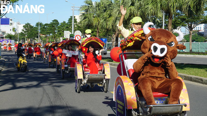 Hoạt động diễu hành xích lô du lịch nằm trong khuôn khổ chương trình Lễ hội Đà Nẵng - Chào năm mới 2021. Ảnh: THU HÀ