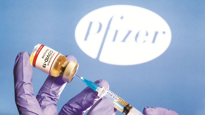 Vắc-xin do hãng dược Pfizer và BioNTech nghiên cứu, sản xuất. Ảnh: Reuters	