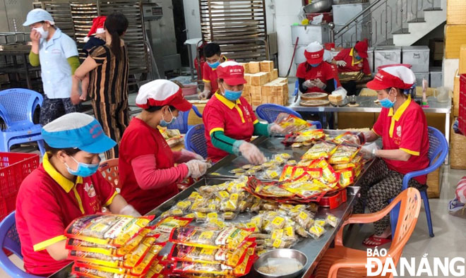 Cơ sở sản xuất bánh khô mè Bà Liễu Mẹ tăng sản xuất gấp đôi sau khi được UBND thành phố công nhận và phân hạng sản phẩm OCOP đạt 4 sao. Ảnh: HOÀNG HIỆP	