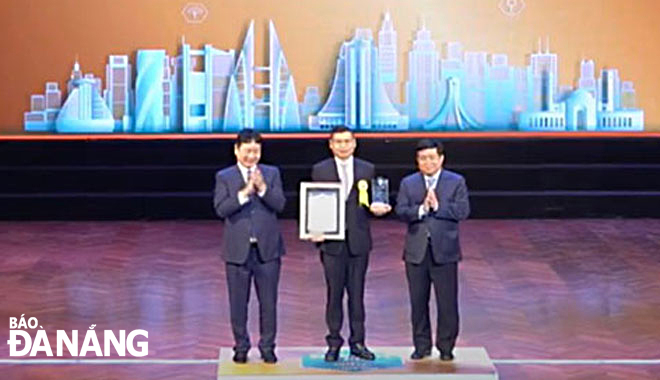 On behalf of the Da Nang authorities and people, municipal People's Committee Vice Chairman Ho Ky Minh (middle) receiving the ‘Viet Nam Smart City Award 2020 at an awards ceremony in Ha Noi in November