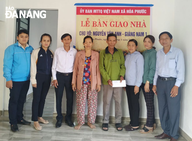 The Hoa Phuoc Commune authorities in Hoa Vang District handing over a charity house to a poor resident in March 2020