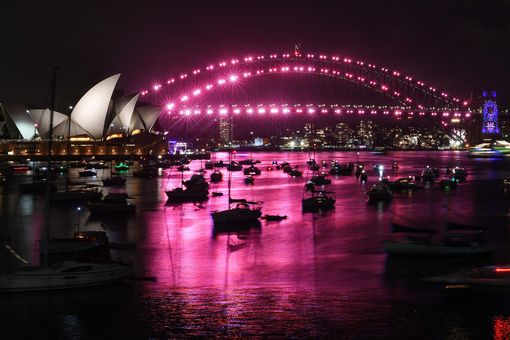 Cầu cảng Sydney bừng sáng trước màn bắn pháo hoa năm mới. Ảnh: AFP