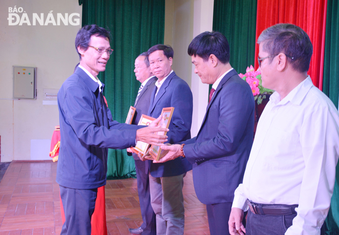 Phó Chủ tịch Ủy ban MTTQ Việt Nam thành phố Lê Văn Minh trao bằng khen của  Ủy ban MTTQ Việt Nam thành phố cho các tập thể và cá nhân. Ảnh: LÊ VĂN THƠM