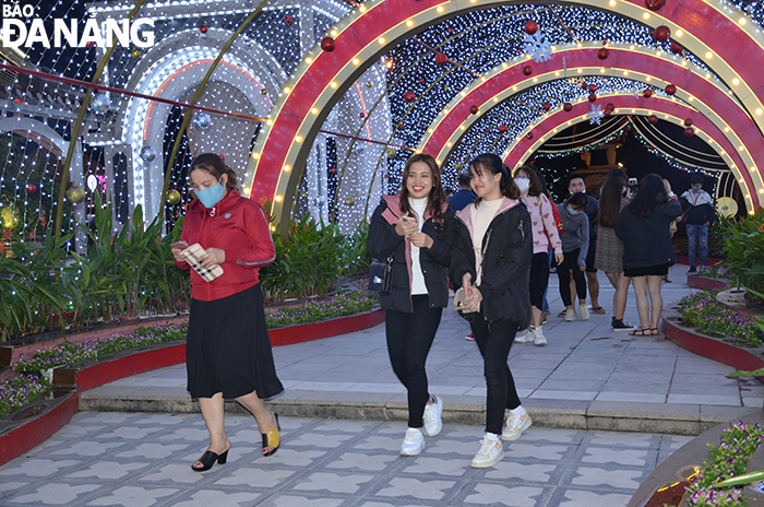 Lễ hội diễn ra vào những ngày cuối tuần nên khá thu hút khách. Trong ảnh: Người dân địa phương và du khách đến tham gia các hoạt động trải nghiệm, nghe nhạc tại Công viên Châu Á. Ảnh: THU HÀ.
