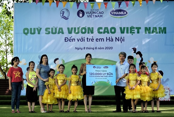 Hơn 1.300 trẻ em Hà Nội được chăm sóc dinh dưỡng từ Vinamilk và Quỹ sữa Vươn cao Việt Nam