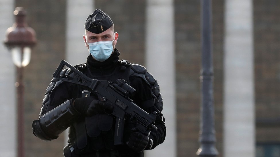 Cảnh sát Pháp được triển khai để ngăn tụ tập đêm giao thừa. Ảnh: Reuters