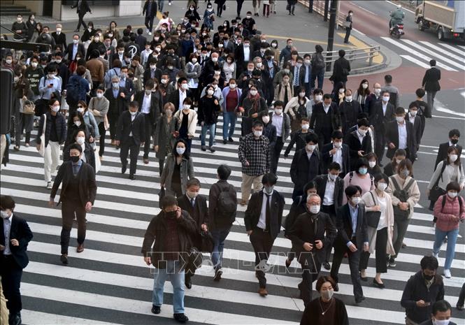 Người dân đeo khẩu trang phòng dịch COVID-19 tại Tokyo, Nhật Bản ngày 19/11. Ảnh: AFP/TTXVN