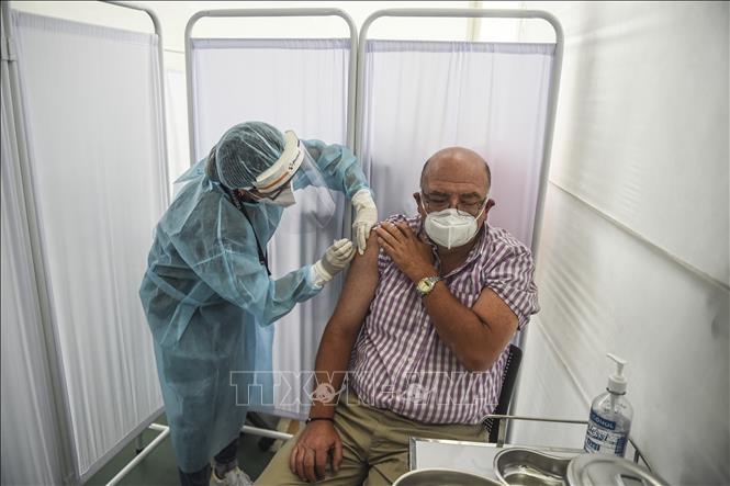 Tiêm thử nghiệm vaccine ngừa COVID-19 của hãng dược phẩm Sinopharm (Trung Quốc) cho tình nguyện viên tại Lima, Peru ngày 9/12. Ảnh: AFP/TTXVN