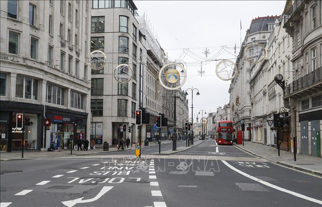 Cảnh vắng vẻ tại một tuyến phố ở trung tâm thủ đô London, Anh trong bối cảnh các biện pháp hạn chế được áp dụng để phòng dịch COVID-19 ngày 29/12. Ảnh: THX/TTXVN