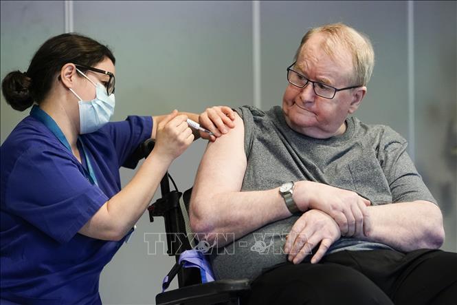  Một người cao tuổi được tiêm vaccine ngừa COVID-19 tại Oslo, Na Uy ngày 27/12. Ảnh: AFP/TTXVN