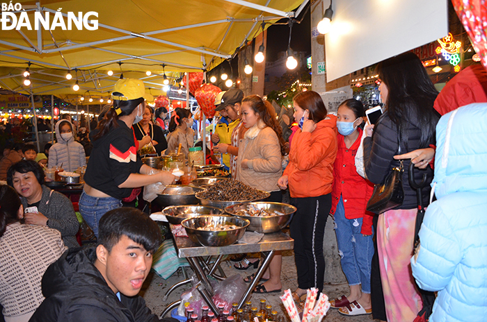 The Tuy Loan Night Market crowded with visitors on its opening day.