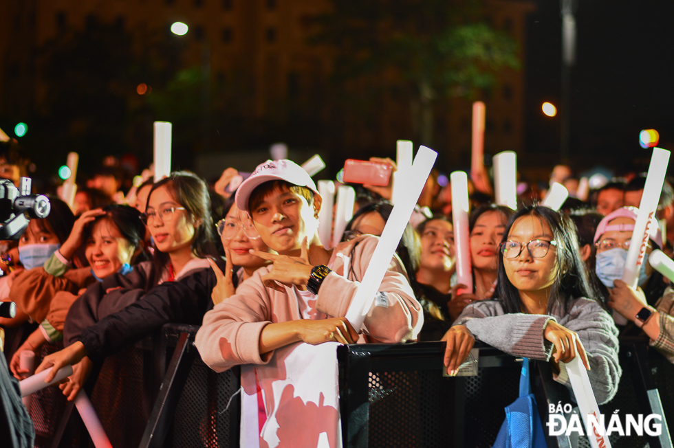 Despite cold weather, the New Year's Eve celebration attracted a large crowd of enthusiastic partygoers across Da Nang 