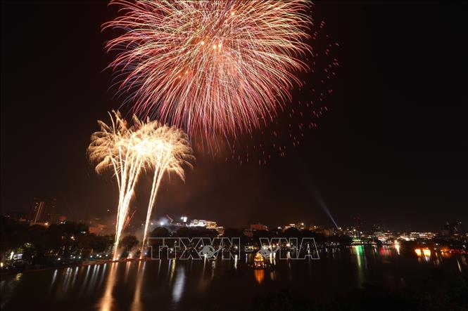  Pháo hoa mừng năm mới tại khu vực Hồ Hoàn Kiếm. Ảnh: Minh Quyết/TTXVN