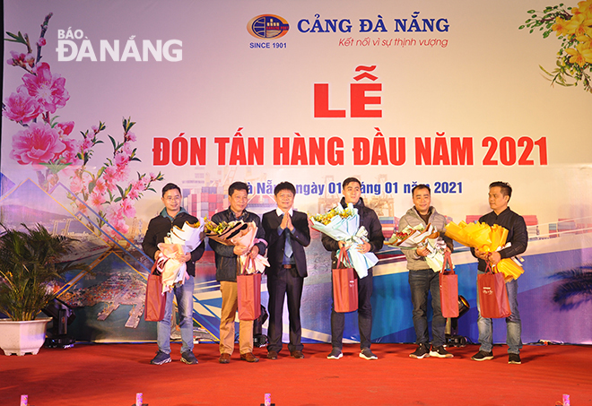 Mr Tran Le Tuan, Chairman of the Board of Directors cum Acting General Director of the Da Nang Port Joint Stock Company presenting flowers to representatives of the Da Nang Port’s partners on the occasion of New Year 2021.