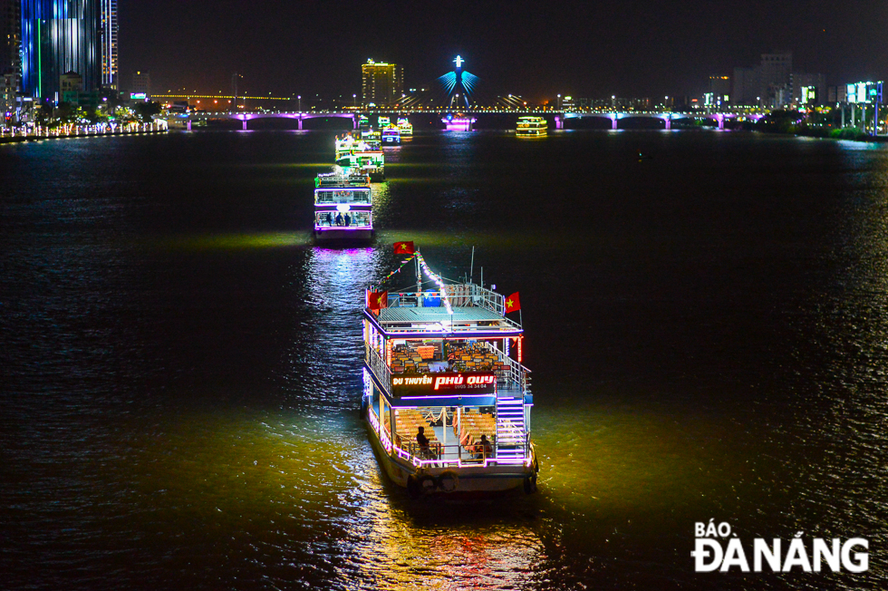  A parade of eye-catching flower-decorated boats on the iconic Han River took place successfully on 30 and 31 December