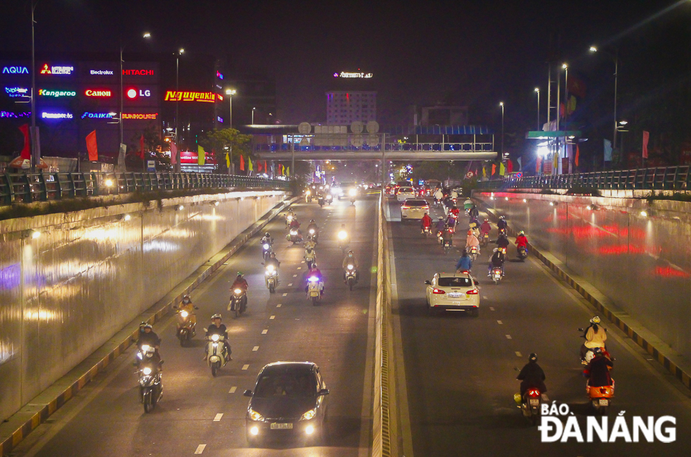 Major downtown streets on New Year’ Eve look more bustling with more crowds of road users than normal.