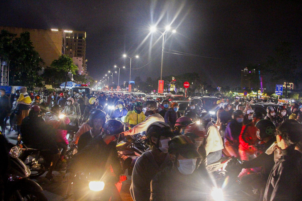   Many streets were packed with heavy traffic on Thursday evening, the last day of 2020.