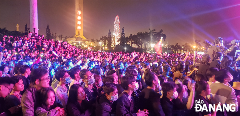  Thousands of people on Thursday evening gathered in the 29 March Square on 2 September Street in Da Nang for the New Year's Eve countdown party to wave goodbye to 2020.