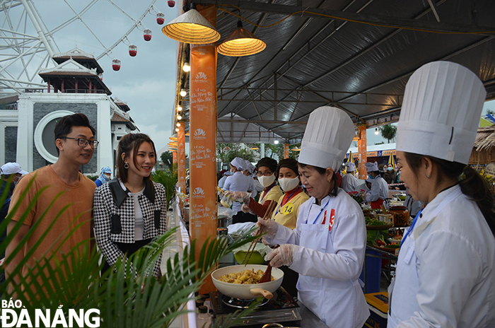 The cooking contest draws much attention from Da Nang's residents and visitors 