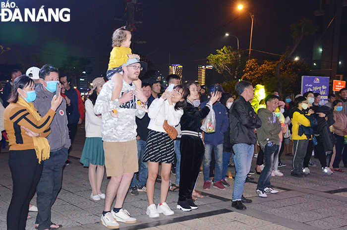 Da Nang's residents and visitors were immersed themselves in vibrant street music performances at the eastern side of the Rong (Dragon) Bridge