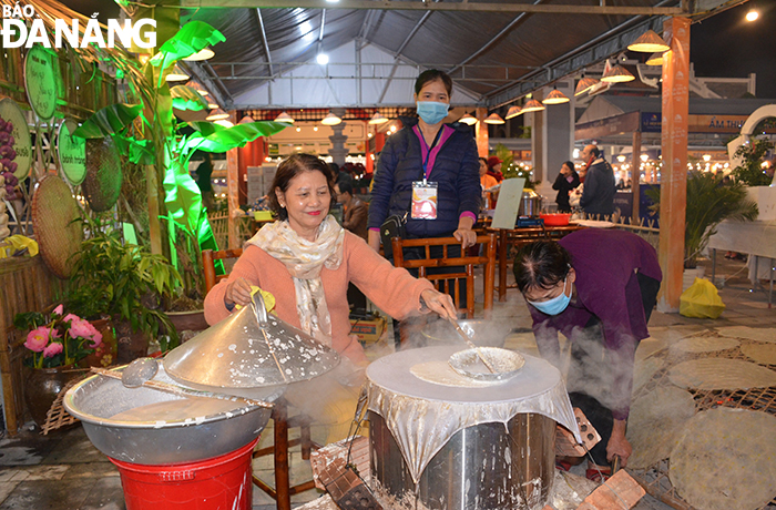 A visitor is seen experiencing on how to make ‘mi Quang’ (Quang noodles), one of Da Nang best foods, at the ongoing Noodle Festival at the Sun World Da Nang Wonders (Asia Park), 1 Phan Dang Luu, Hai Chau District