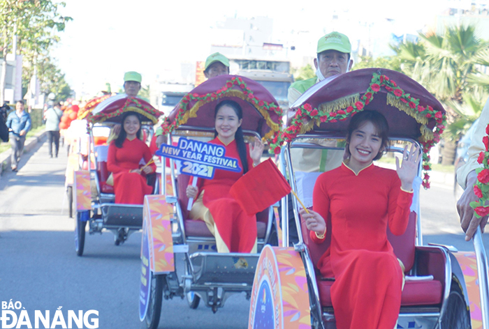 The parade of the cyclos along major streets aims to promote the ongoing ‘Da Nang Welcomes in New Year 2021’ Festival