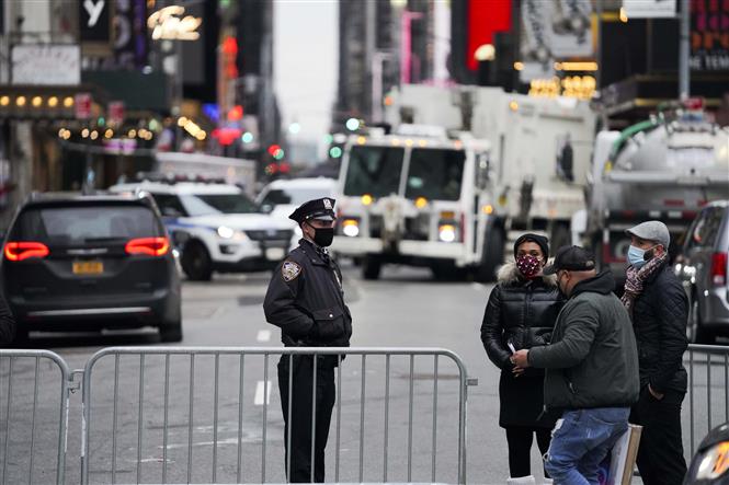 Cảnh sát Mỹ phong tỏa tuyến đường xung quanh Quảng trường Thời đại ở thành phố New York, trước thời điểm quả cầu pha lê được thả xuống vào thời khắc giao thừa, ngày 31/12/2020. Ảnh: THX/TTXVN