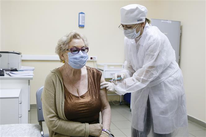 Người dân được tiêm vaccine ngừa COVID-19 tại Moskva, Nga ngày 30/12/2020. Ảnh: THX/TTXVN