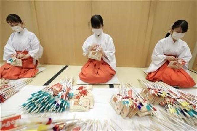 Chuẩn bị đồ trang trí đón Năm mới 2021 tại đền thờ Atsuta Jingu ở Nagoya, miền Trung Nhật Bản ngày 7/12/2020. Ảnh: Kyodo/TTXVN
