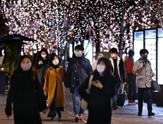 Người dân đeo khẩu trang phòng lây nhiễm COVID-19 tại Tokyo, Nhật Bản, ngày 23/12/2020. Ảnh: Kyodo/ TTXVN