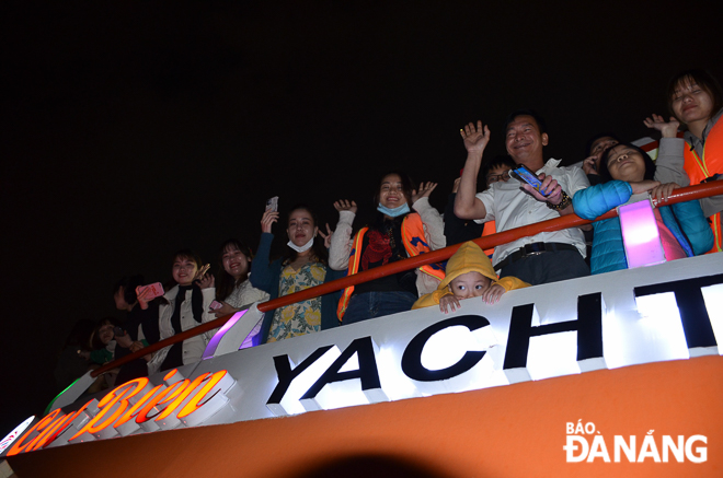 Đoàn du khách từ Hà Nội hào hứng với trải nghiệm ngắm cảnh sông Hàn từ du thuyền. Ảnh: THU HÀ