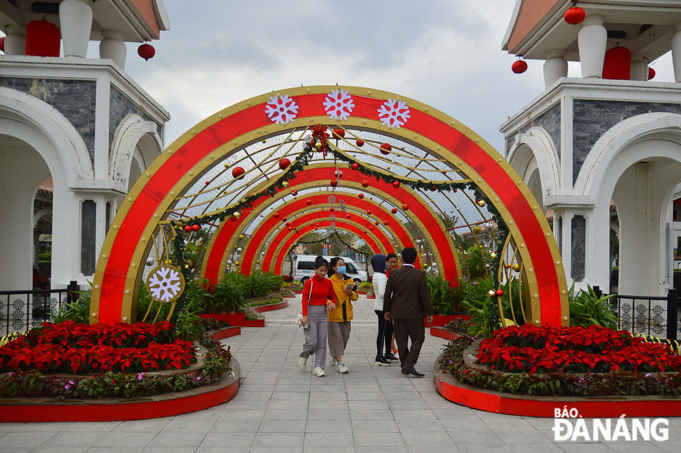  The Sun World Da Nang Wonders (Asia Park) located on Phan Dang Luu Street attracting