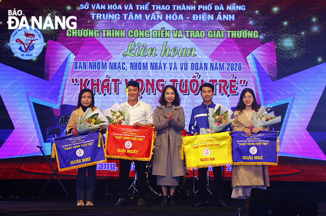 Phó Giám đốc Sở Văn hóa và Thể thao thành phố Nguyễn Thị Hội An trao giải Nhất, Nhì, Ba toàn đoàn cho các đơn vị tại chương trình. Ảnh: XUÂN DŨNG