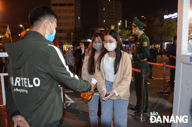 All passengers were asked to wear surgical masks and clean their hands before getting on sightseeing boats