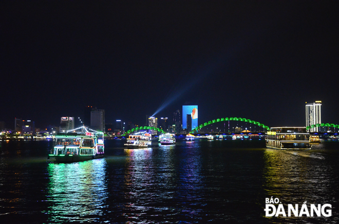 A boat tour operated on the former Han River Port-Tran Thi Ly Bridge route in 60 minutes. It gave a chance for participating passengers admire beautiful bridges spanning the Han River at night, and to watch the dragon’s head breathe firing and squirting water at the eastern end of the Rong (Dragon) Bridge.